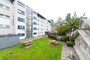 an apartment yard with two picnic tables in a courtyard at For Students Only Mealmarket Exchange in Aberdeen in Aberdeen