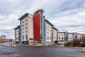 a large apartment building on the corner of a street at For Students Only Mealmarket Exchange in Aberdeen in Aberdeen