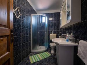 マンドレにあるQuaint 2 bedroom apartmentのシャワー、洗面台、トイレ付きのバスルーム +15枚の写真