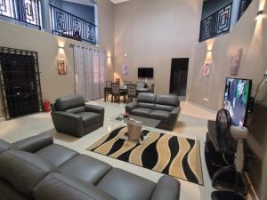 sala de estar con sofás y TV de pantalla plana. en Stylish House with Generator - Tema Community 25 en Hanya