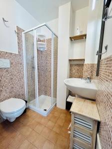 een badkamer met een douche, een toilet en een wastafel bij Vacanza Azzurra in Porto Cesareo