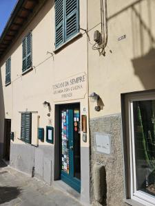 un edificio con una puerta azul y un cartel en él en Toscani da sempre, en Pontassieve