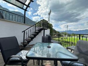 Balkon ili terasa u objektu Sunshine Apartment with Private Pool and Parking