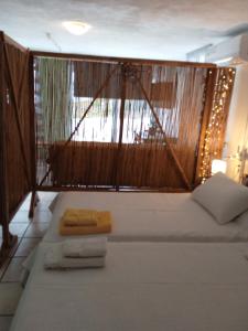 een kamer met een bed met atainedigunigunigun bij PRIVATE SEASIDE GUEST HOUSE... in Agia Marina Mikrolimanou