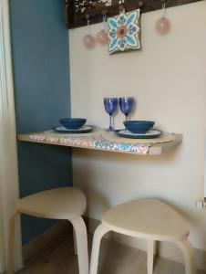 a table with two chairs and two glasses on it at El estudio del Duero in Tordesillas