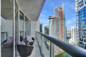Balkoni atau teres di Lux 2BR - Water View - Pool - Spa - FREE Parking
