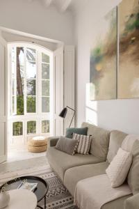 un soggiorno con divano e finestra di Candelaria10 a Cadice