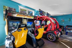ein Zimmer mit zwei Arcade-Spielen und einer Spielmaschine in der Unterkunft Tasman Holiday Parks - Christchurch in Christchurch