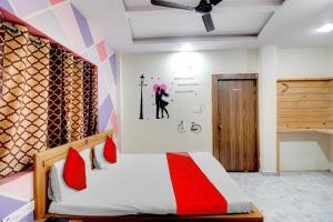 ナーグプルにあるHotel O Holiday Primeのベッドルーム1室(ベッド1台付)