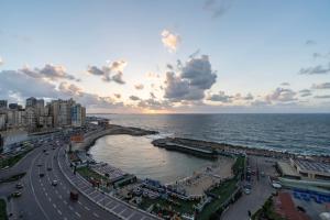 uma vista aérea de uma praia e do oceano em Charming Seaview Condo in Saba Pasha em Alexandria