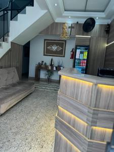 - un salon avec un canapé et un escalier dans l'établissement Pousada Rabake, à Aparecida