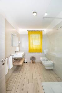 ein Bad mit einem Waschbecken und einem WC in der Unterkunft CityU Grazioli 27 Appartamento Trento Città - 2 stanze con doppio parcheggio privato in Trient