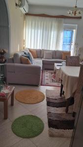 sala de estar con sofá y mesa en Nevi House en Berat