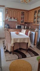 una cocina con mesa y mantel. en Nevi House en Berat
