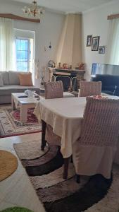 sala de estar con mesa y sofá en Nevi House en Berat