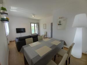 Μια τηλεόραση ή/και κέντρο ψυχαγωγίας στο Appartement T3 en duplex Proche Gare avec Parking Privé