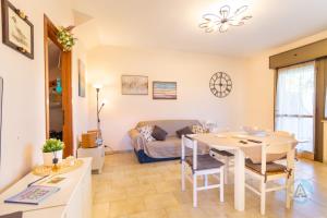 Χώρος καθιστικού στο villino con giardino sul mare