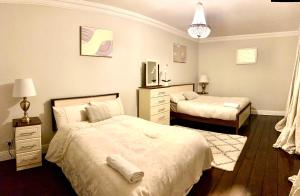 - une chambre avec 2 lits et une commode dans l'établissement Skryne Castle, à Ross Cross Roads