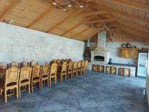Habitación con mesa y sillas en la cocina en Nika Hangstigoti, en Ptghni