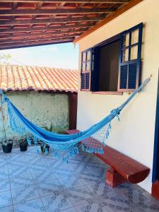 康塞桑依荻波卡的住宿－Casinha colibri，房屋一侧的吊床