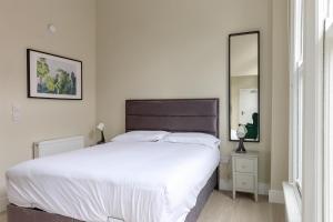 Letto o letti in una camera di Dublin Castle Suites