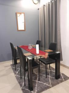 瓦加杜古的住宿－Glorymienmo，一张带黑色椅子和红色桌布的餐桌