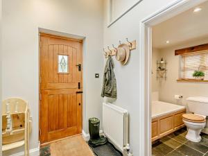 Bathroom sa 3 Bed in Woolley Moor 92833