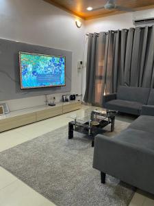 瓦加杜古的住宿－Glorymienmo，带沙发和平面电视的客厅