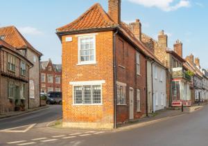 an old brick building on the side of a street at The Wedge in Little Walsingham