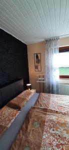 1 Schlafzimmer mit 2 Betten und einem Fenster in der Unterkunft Ferienhaus Bungalow SixtyTwo, für 2 Personen in der Rhönresidence Dipperz-Friesenhausen in Dipperz
