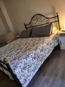 um quarto com uma cama com um edredão preto e branco em Affittacamere Scenario em Fogliano Redipúglia