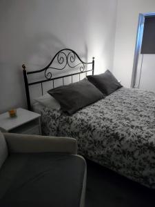 um quarto com uma cama e um sofá em Affittacamere Scenario em Fogliano Redipúglia