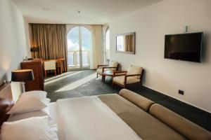 TV a/nebo společenská místnost v ubytování Avala Resort & Villas