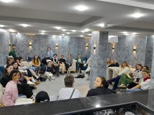 un grupo de personas sentadas en una habitación en Beirut Hotel 2 New, en Amán