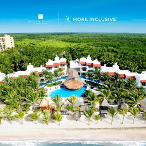 eine Luftansicht des Resorts in der Unterkunft Hidden Beach Resort Au Naturel Adults Only Catamarán, Cenote & More Inclusive in Akumal
