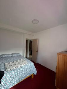 1 dormitorio con 1 cama y vestidor en Illawasi Lofts en Urubamba