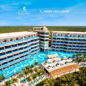 アクマルにあるEl Dorado Seaside Suites Catamarán, Cenote & More Inclusiveのプール付きのリゾートの空中ビュー