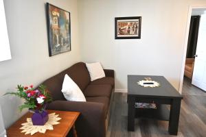 Oasis Suite في شلالات نياجارا: غرفة معيشة مع أريكة وطاولة