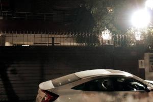 um carro branco estacionado na rua à noite em Centrally located Villa in the middle of Lahore em Lahore