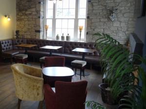 Haydon BridgeにあるAnchor Hotelのテーブルと椅子、ソファ付きのレストラン