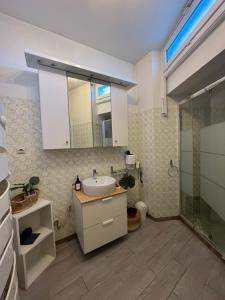 Et badeværelse på Le grand abri de la Garenne - Séjour cosy à Blois + 18 billeder