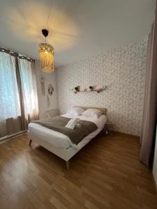 En eller flere senge i et værelse på Le grand abri de la Garenne - Séjour cosy à Blois