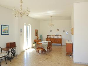 A seating area at La Terrazza Incantata - ASCENSORE DIRETTO IN SPIAGGIA