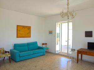 A television and/or entertainment centre at La Terrazza Incantata - ASCENSORE DIRETTO IN SPIAGGIA