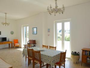 A television and/or entertainment centre at La Terrazza Incantata - ASCENSORE DIRETTO IN SPIAGGIA