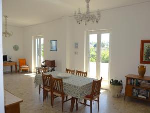 A seating area at La Terrazza Incantata - ASCENSORE DIRETTO IN SPIAGGIA