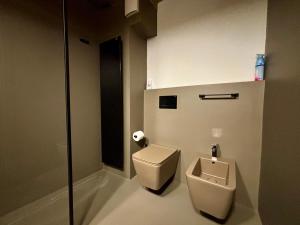 een badkamer met een toilet en een urinoir bij Saragozza Suite 7 Attico con altana a due passi da Piazza Grande WIFI e parcheggio gratuito in Modena