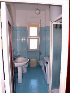 A bathroom at La Terrazza Incantata - ASCENSORE DIRETTO IN SPIAGGIA