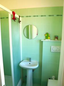 A bathroom at La Terrazza Incantata - ASCENSORE DIRETTO IN SPIAGGIA