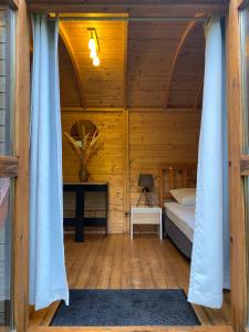 Camping-Chalets La Favière客房内的一张或多张床位